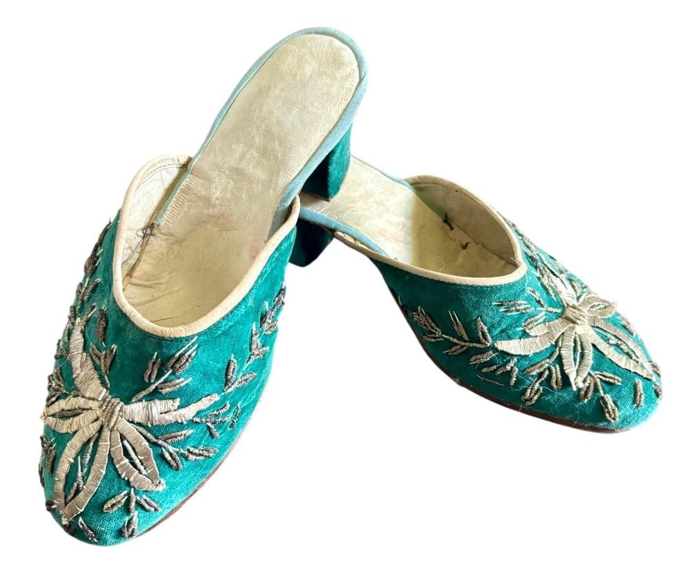 Antique Ottoman Turkish Emerald Velvet Mules Gold Zardozi Embroidery 1900s